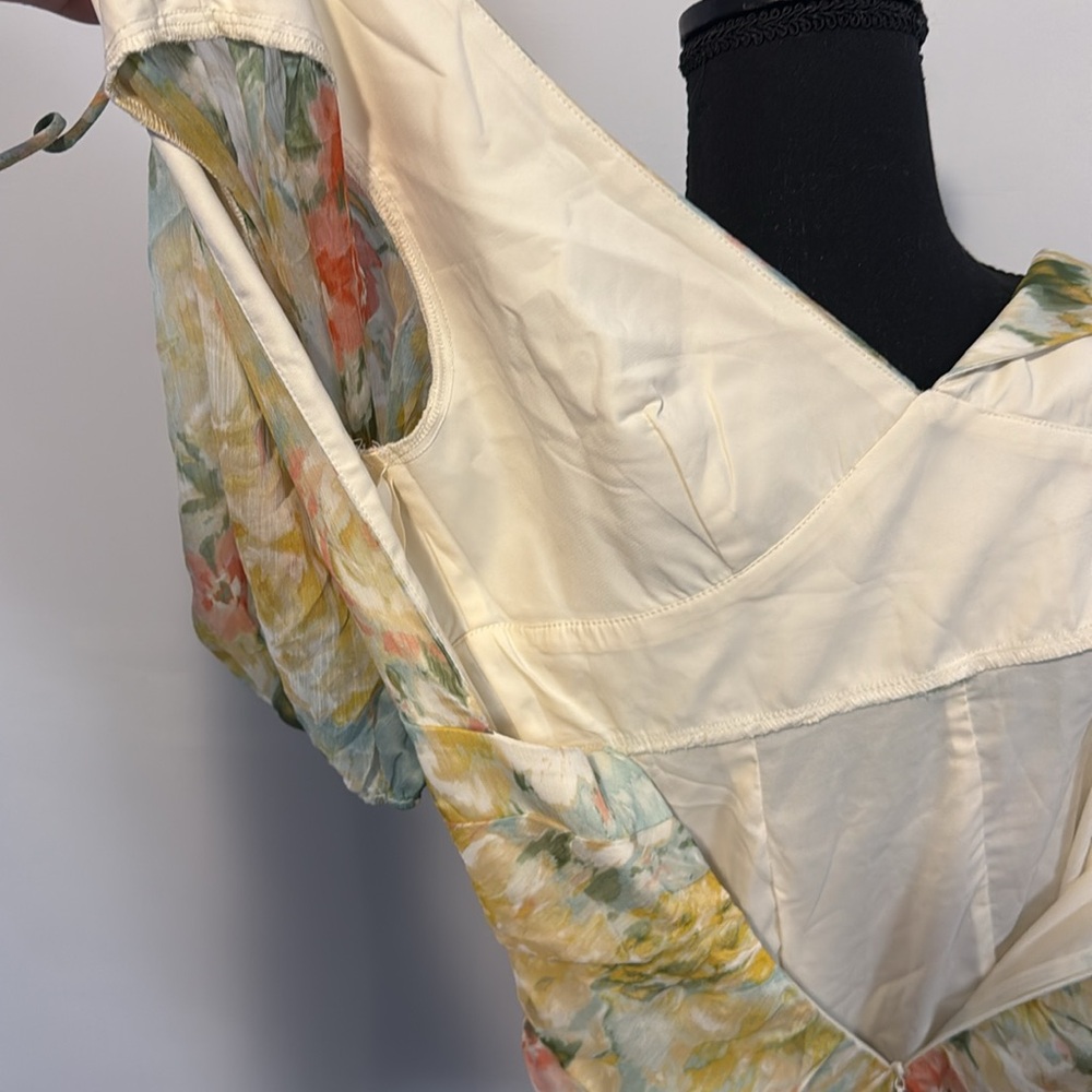 Floral V-Neck Ruched Dress - Picture 7 of 8